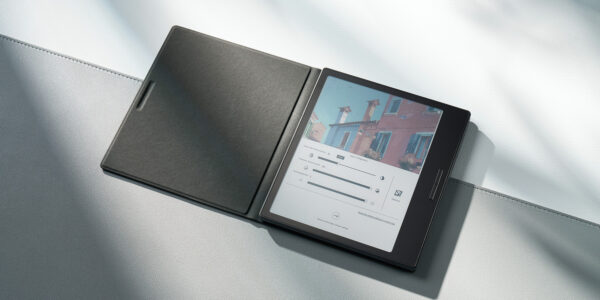 Boox Go 7 original magnetic case, black colour e-reader inside